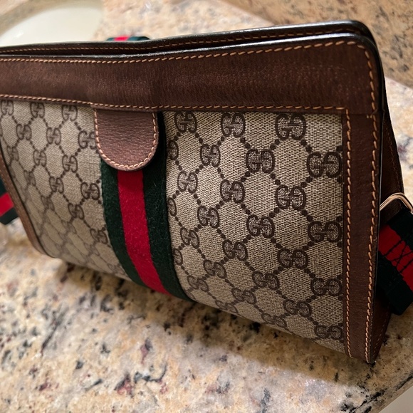 Medium Gucci Clutch - Picture 1 of 6